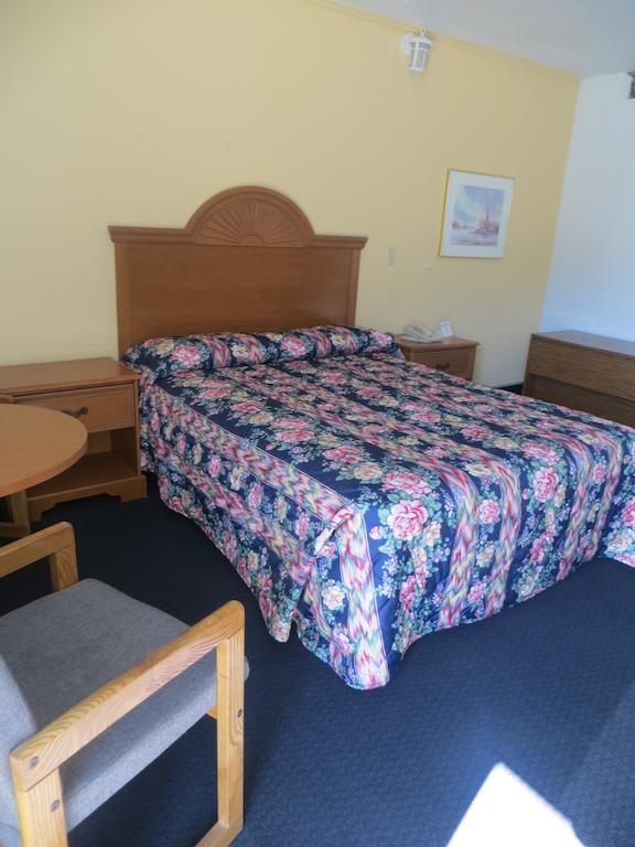 Budget Inn Adair Room photo