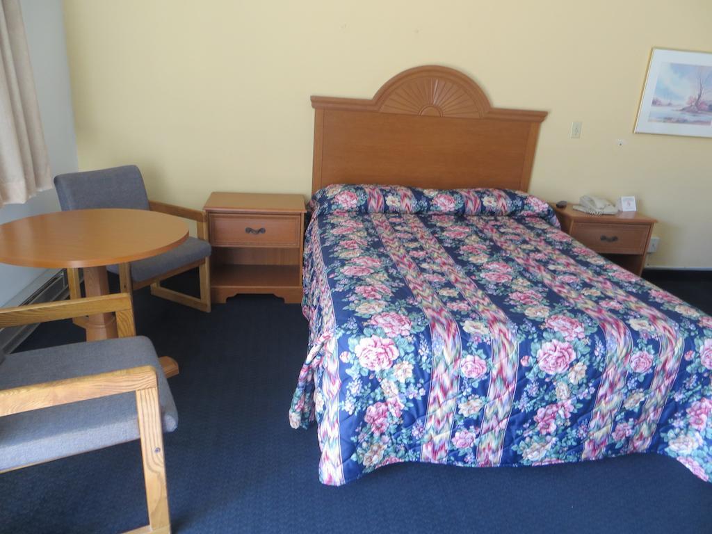 Budget Inn Adair Room photo