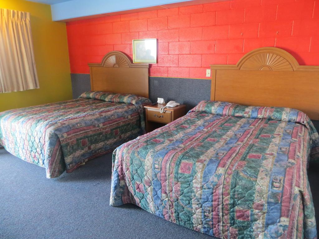 Budget Inn Adair Room photo