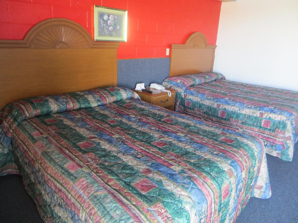 Budget Inn Adair Room photo